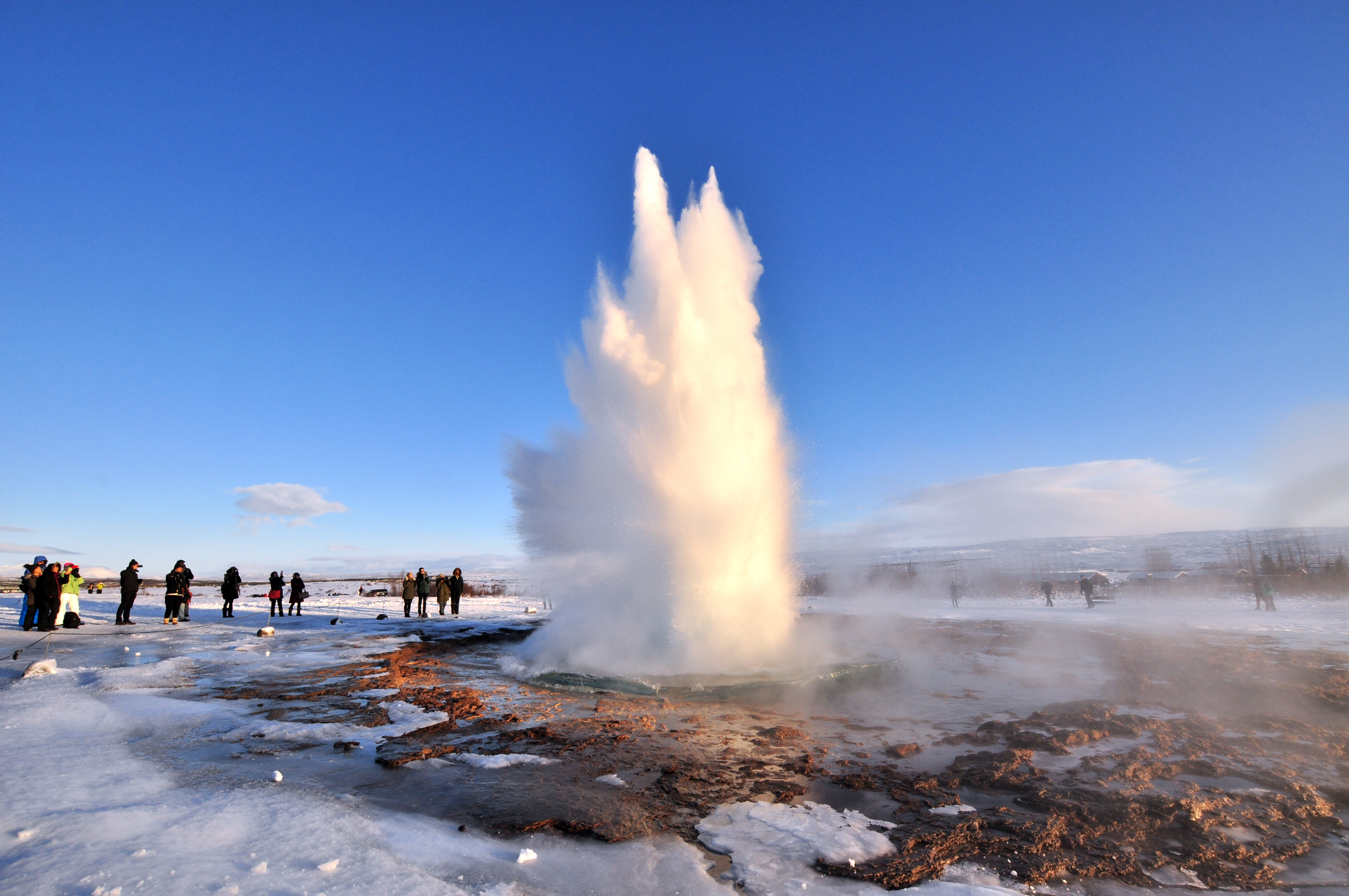 Вода гейзеров исландии. Гейзер Строккюр в Исландии. Долина Хаукадалур Исландия. Долина гейзеров Хаукадалур в Исландии. Исландия Страна льда и огня.
